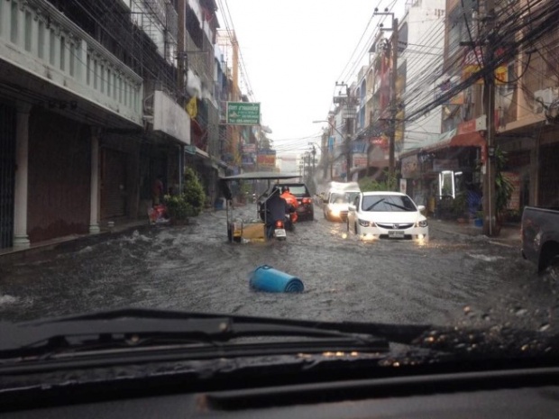 ฝนตกหนักหลายพื้นที่ในกทม. เกิดน้ำท่วมรอระบายในถนนหลายเส้น