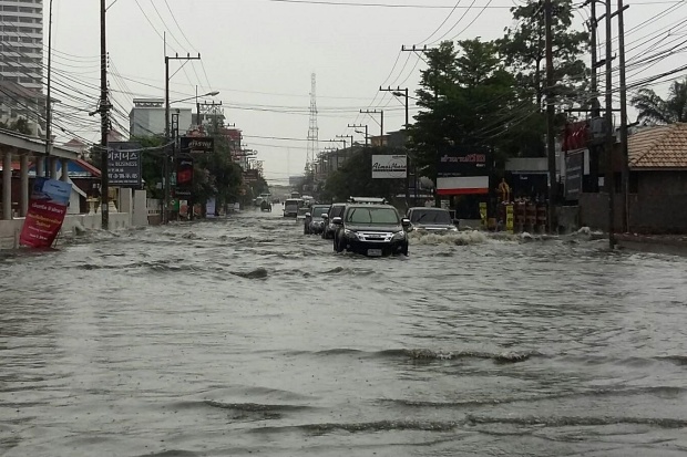 ฝนถล่มพัทยาน้ำท่วมหลายพื้นที่บางจุดสูง1เมตร รถผ่านไม่ได้ (ชมภาพ)
