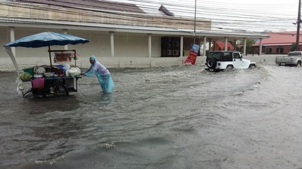 ฝนถล่มพัทยาน้ำท่วมหลายพื้นที่บางจุดสูง1เมตร รถผ่านไม่ได้ (ชมภาพ)