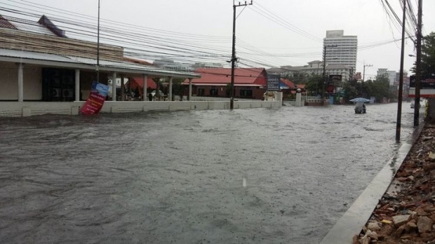 ฝนถล่มพัทยาน้ำท่วมหลายพื้นที่บางจุดสูง1เมตร รถผ่านไม่ได้ (ชมภาพ)