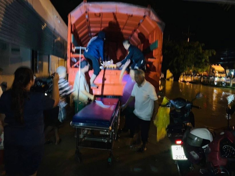 คุณแม่คลอดลูก บนรถเคลื่อนย้ายผู้ประสบภัยน้ำท่วม