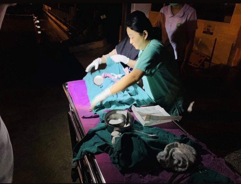 คุณแม่คลอดลูก บนรถเคลื่อนย้ายผู้ประสบภัยน้ำท่วม