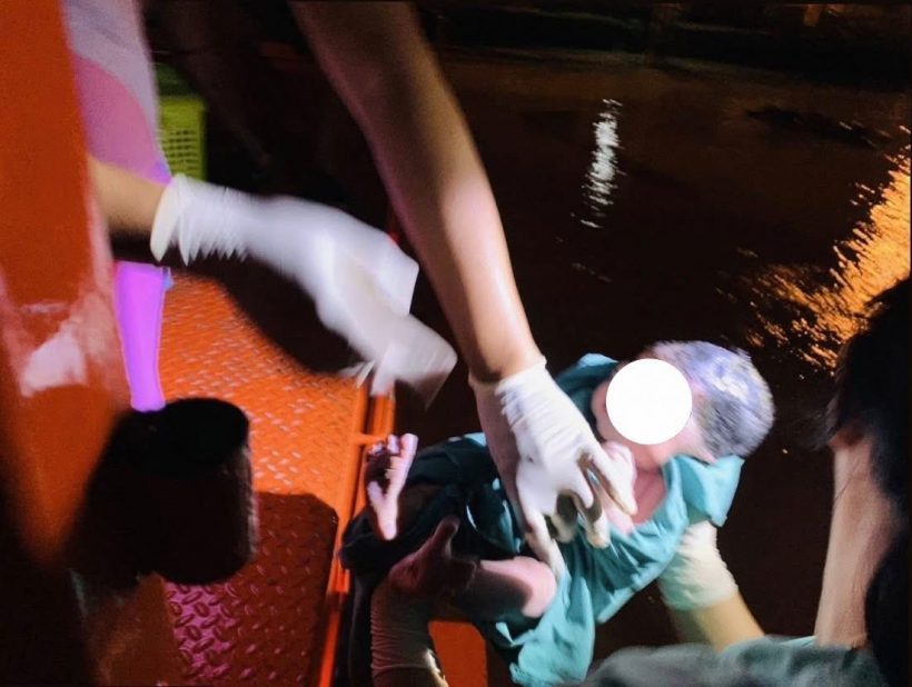 คุณแม่คลอดลูก บนรถเคลื่อนย้ายผู้ประสบภัยน้ำท่วม