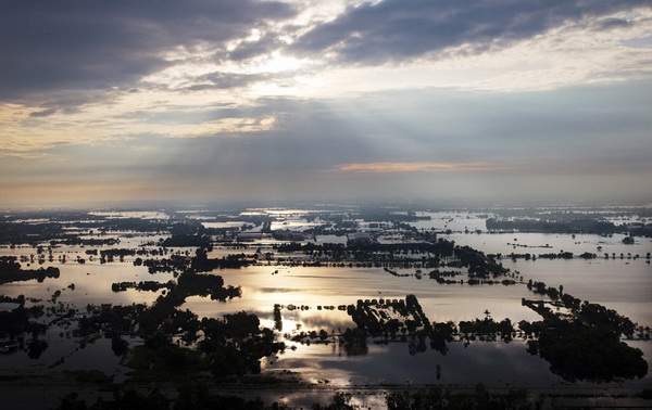 สื่ออเมริกันแพร่ภาพมหาอุทกภัยไทย 54 - แบงก์คอก อันเดอร์วอเทอร์!(2)