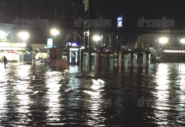 ฝนถล่มหนักทั่วเมืองโคราชกว่า 3 ชม. น้ำท่วมถนน-ห้างดัง จนท.