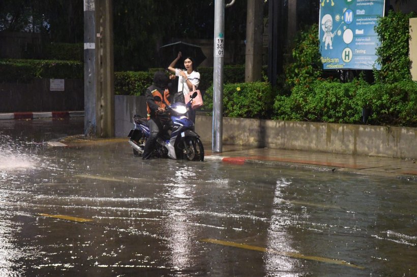 คนกรุงอ่วม! ฝนถล่มหลังเลิกงาน น้ำท่วมขังหลายพื้นที่