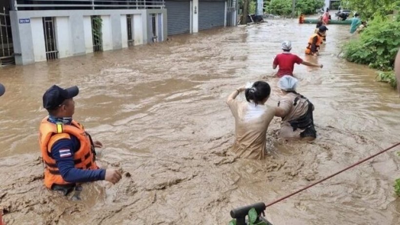 มาแล้ว! เปิดภาพ นทพ. ช่วยเหลือผู้ประสบภัยหมู่บ้านปิยะพร