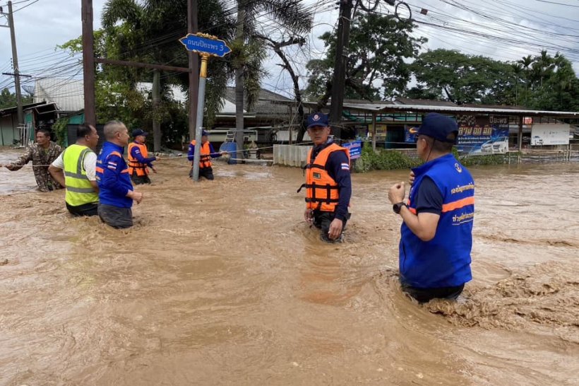 มาแล้ว! เปิดภาพ นทพ. ช่วยเหลือผู้ประสบภัยหมู่บ้านปิยะพร