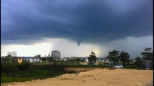 พายุหมุนกระหน่ำหาดใหญ่เละทั้งเมือง  ป้ายโฆษณาพัง เสาไฟฟ้าหักโค่น 