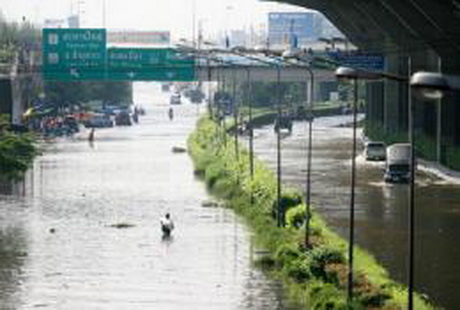 น้ำทะลักท่วมหน้าสนามบินดอนเมืองสูง20 ซม.