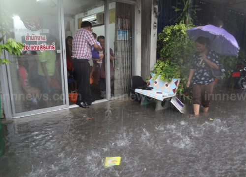 ฝนถล่มสุรินทร์น้ำท่วมขังสูง-จราจรอัมพาต