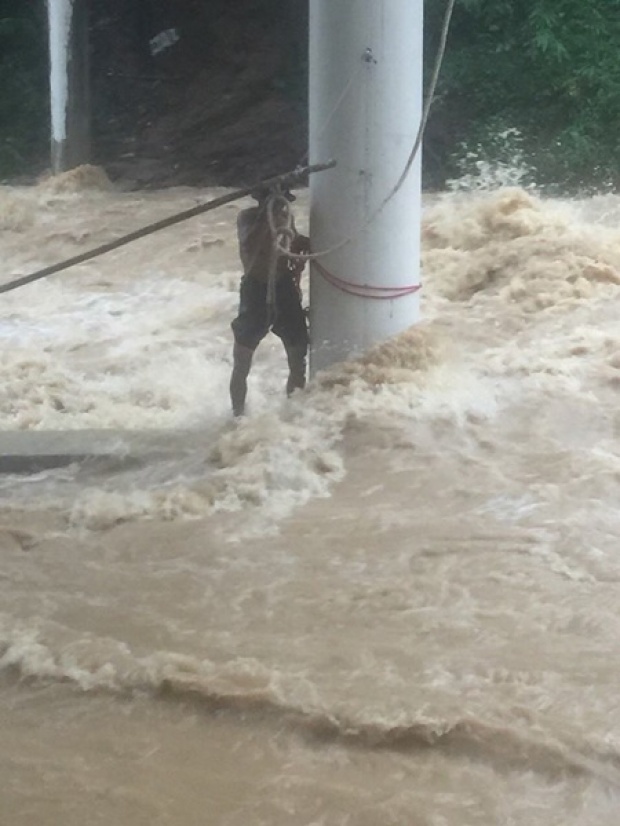 ระทึก!! กู้ภัยระนองเข้าช่วยชาวบ้านติดกระแสน้ำไหลเฉี่ยวติดอยู่ใต้สะพาน!!