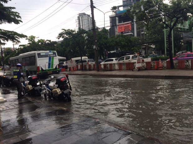 เช็กด่วน!! ถนนในกรุงเทพฯที่ไหนท่วมบ้างจากพิษฝนช่วงบ่าย