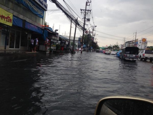 เช็กด่วน!! ถนนในกรุงเทพฯที่ไหนท่วมบ้างจากพิษฝนช่วงบ่าย