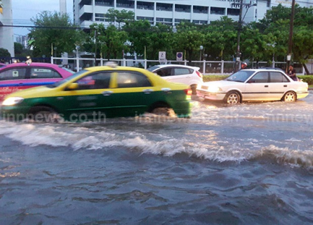 บรรยากาศ ฝนถล่มกรุงฯ น้ำท่วม กทม. หนัก (ฃมภาพ)