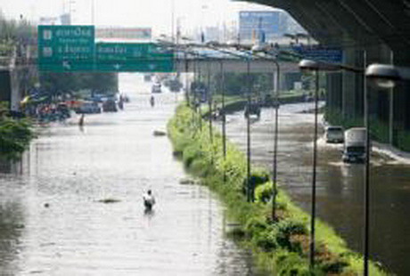ดอนเมืองน้ำท่วมขังสูง 50 ซม .-ตลาดสะพานใหม่น้ำเริ่มเอ่อล้น