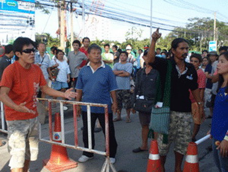 นนท์ปิดถนนขอเร่งผันน้ำ 