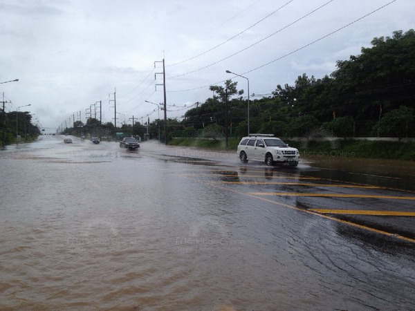 หนองคาย ฝนตกหนักน้ำท่วมถนนสายหลัก รถเกิดอุบัติเหตุ 