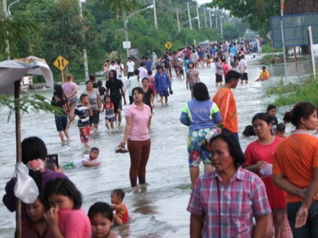 ชาวบ้านแห่เล่นน้ำหลังเขื่อนลำนางรองหลากบนถนนยาว 2 กิโลฯ