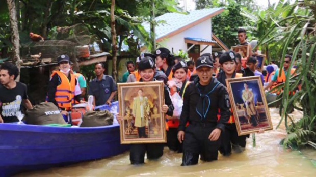 ภาพประทับใจ! ทหารลุยน้ำท่วมช่วยเหลือผู้ประสบภัย พร้อมชูพระบรมฉายาลักษณ์ ร.9 เเละ ร.10