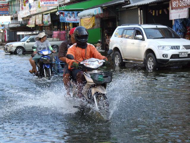 ชาวบางใหญ่ซิตี้กลับมาใช้ชีวิตตามปกติ หลังน้ำลด