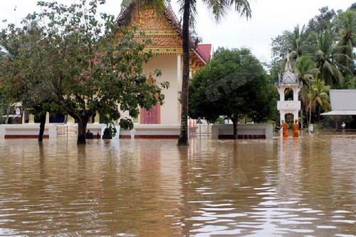 ‘พัทลุง’น้ำป่าไหลทะลักจากเทือกเขา-นบพิตำสะพานแบริ่งขาด