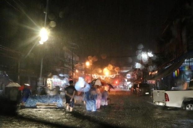ฝนถล่มตัวเมืองนราธิวาส ถนนหลายสายจม ชาวบ้านเตรียมอพยพสิ่งของ