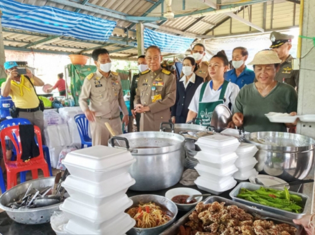 ในหลวง พระราชทานพระราชทรัพย์ส่วนพระองค์ ช่วยผู้ประสบภัยน้ำท่วม