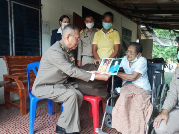 ในหลวง พระราชทานพระราชทรัพย์ส่วนพระองค์ ช่วยผู้ประสบภัยน้ำท่วม