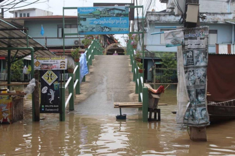 ปทุมธานีเจ้าพระยาล้นตลิ่ง น้ำท่วมบ้าน-ไหลท่วมตลาดอิงน้ำสามโคก