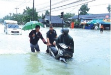 วิกฤติระดับ3  มท.ตั้งวอร์รูมรับมือน้ำท่วมใต้ เมืองคอนจมบาดาลทั้งจว.