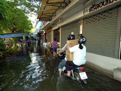 ย่านสะพานใหม่ผวาน้ำสูงถึงหัวเข่า 