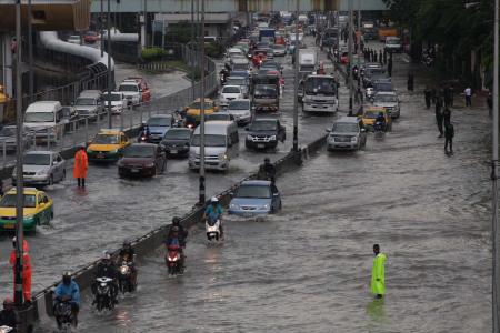 ฝนถล่มกลางดึกกทม.น้ำท่วมถนนหลายจุด 