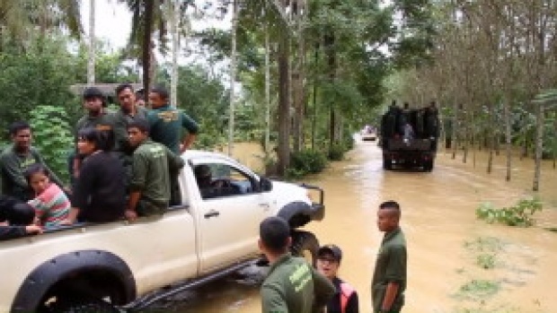 ฝนกระหน่ำนครศรีฯ น้ำป่าหลาก อ.จุฬาภรณ์โรงเรียนปิดสอน