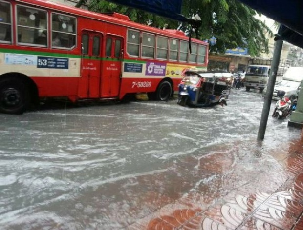ประมวลภาพสุดช็อก!! กรุงเทพฯจมใต้บาดาล หลังฝนถล่มช่วงบ่ายวันนี้