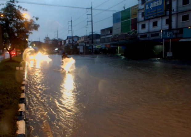 จันทบุรีฝนถล่มทำน้ำท่วมถนนหลายจุด-รถเล็กผ่านไม่ได้
