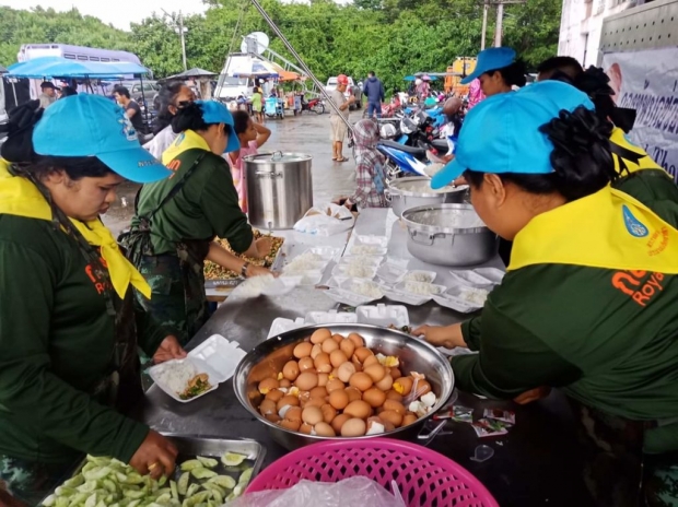 ผู้ว่าฯเยี่ยมศูนย์อพยพปากพนัง ชาวตะลุมพุกยังหลอน หวั่นลมสงบก่อนเกิดพายุใหญ่