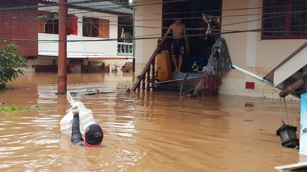 น่าน - อุตรดิตถ์ อ่วมหนัก! น้ำท่วมเกือบมิดหลังคาบ้าน ชาวบ้านขนของหนีไม่ทัน