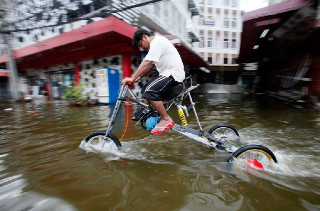 ชมประมวลภาพสถานการณ์น้ำท่วมกทม. โดยเว็บไซต์อินเตอร์ boston.com
