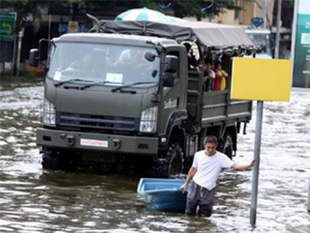 จัดรถรับส่งผู้ประสบภัย36เส้นทาง