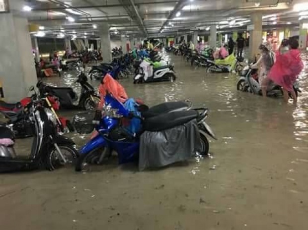 ลานจอดห้างโลตัสจม  ฝนถล่มตัวเมืองสงขลา