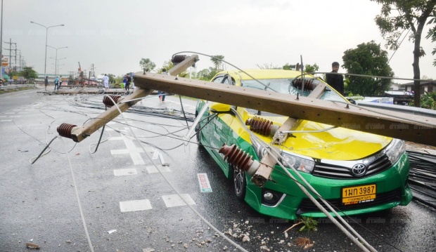 พิษพายุร้อน ถล่มธัญบุรี เสาไฟฟ้าล้มทับรถ ขวางถนนรังสิต-นครนายก ติดหนึบยาวนับ 10 กิโล