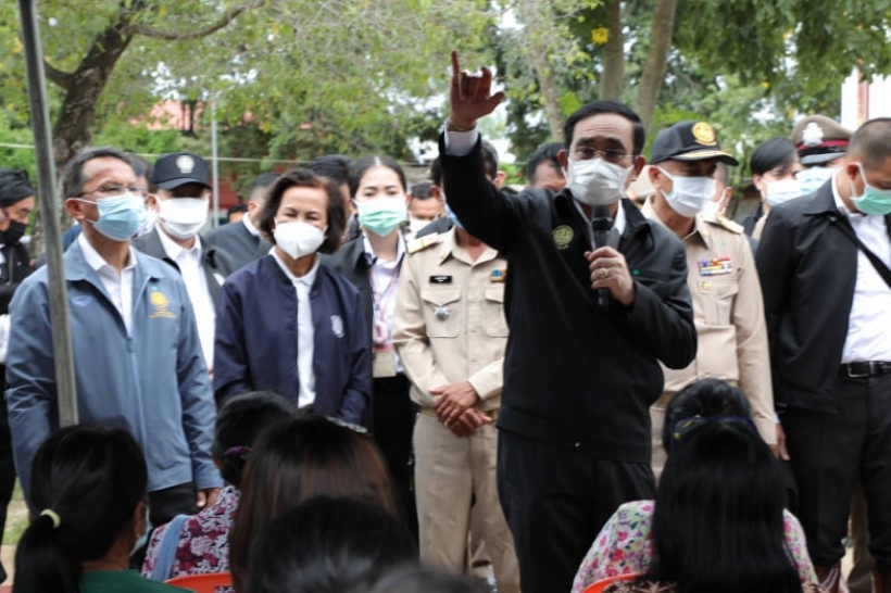 นายกฯลงพื้นที่ดูสถานการณ์น้ำท่วม ลั่นสวดมนต์ขอพายุมาลูกเดียว