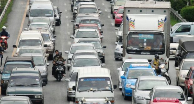 ฝนถล่มกรุงรถติดหลายสาย