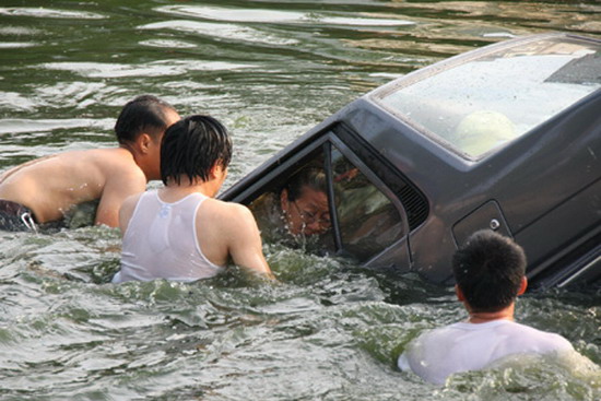 ชาวเน็ตชื่นชม5ทหารโดดน้ำช่วยหญิงขับรถตกคลอง 