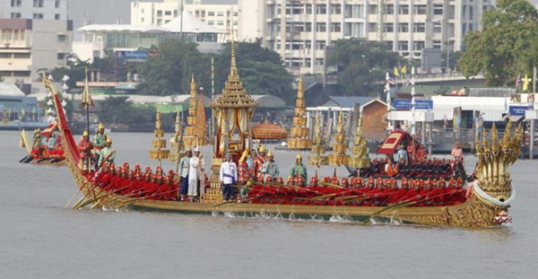 พระบรมฯเสด็จฯชลมารคถวายผ้าพระกฐิน