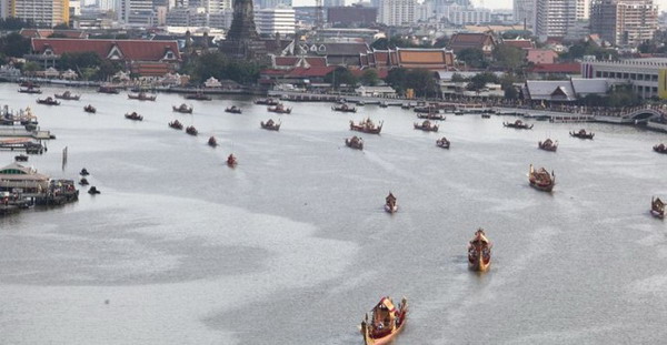 พระบรมฯเสด็จฯชลมารคถวายผ้าพระกฐิน