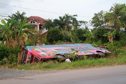 รถทัวร์โดยสารพลิกคว่ำตกคูข้างทาง เมืองตราด