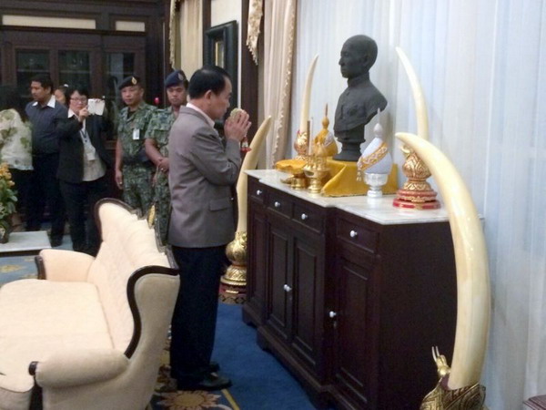 มท.อัญเชิญหลวงพ่อนาค - งาช้างกลับกระทรวง หลังนำไปเก็บไว้ช่วงม็อบกปปส.บุกยึด