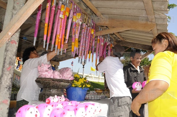 แห่กราบไหว้ “หลวงพ่อชมพู” แจกหมู-กางร่ม แก้บนด้วยของสีชมพู